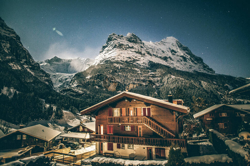 冬夜格林德瓦雪山星和木屋图片