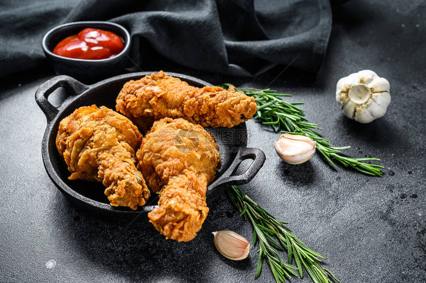 薯条鸡腿锅里有鼓棒黑色背图片