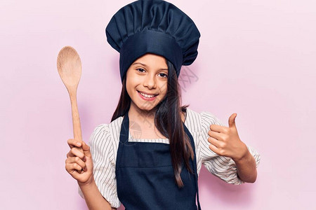 身着厨师制服的漂亮女孩笑高兴和积极图片