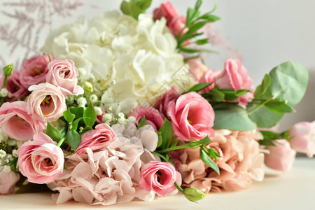 一束精致的玫瑰洋桔梗绣球花鲜花组成花卡样机母亲节图片