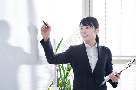 日本女人在白板上写字图片