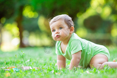 婴儿学会了爬到草地上在草地上爬来去图片
