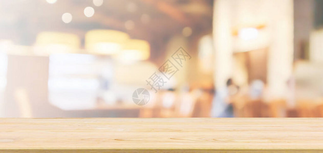 由咖啡馆或咖啡店室内的木板桌顶图片