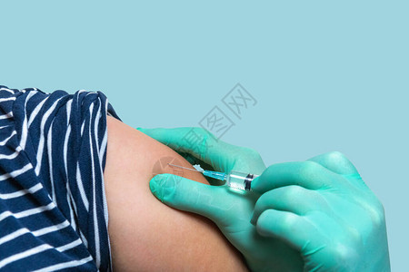 护士拿着注射器给病人注射医生给妇女接种疫苗肩部接种疫苗医疗保图片