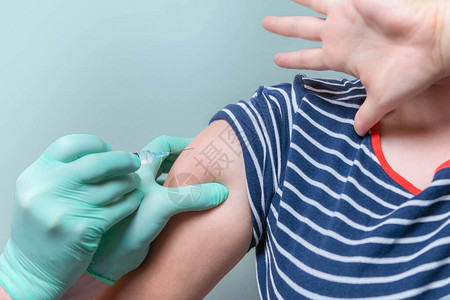 护士给病人注射疫苗医生给穿衬衫的女人打针肩部接种疫苗医疗保图片
