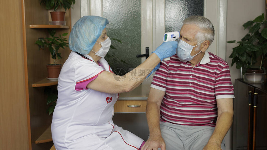 女护士用非接触式红外电子温度计测量男患者的体温图片