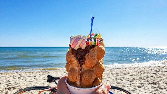 海景威化takanchik与冰淇淋和果酱在大海的背景蔚蓝的海水图片