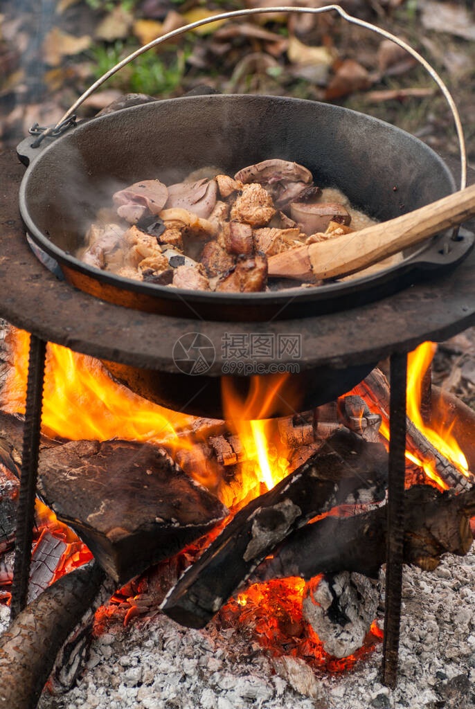 美味的猪肉和传统在锅炉图片
