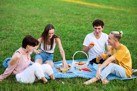 一群朋友在摩尔多瓦基希讷乌Chisinau的一个公园里吃喝玩乐享受野图片