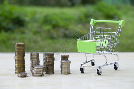 来自超市的杂货和商品以及许多硬币商业概念贸易贫困财图片