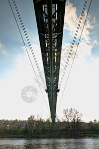 管道桥的建造以供取暖住宅用超热蒸汽支持管道为基础图片