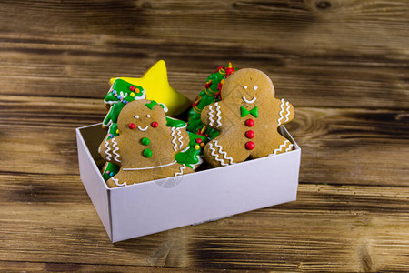 圣诞树星姜饼男人和女人形状的美味节日圣诞姜饼干图片