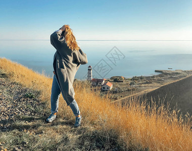 无法辨认的女站在草山上图片