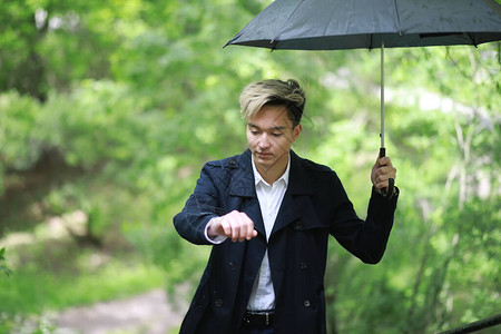 雨季的春天公园和一个带雨图片