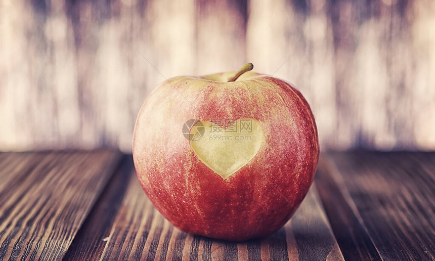 木板上的新鲜苹果红苹果收割水果和图片