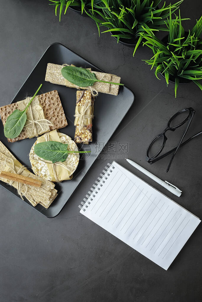 适当的营养健康的生活方式用于饮食的干面包卷和健康生活方式的概念桌上有蔬菜和图片