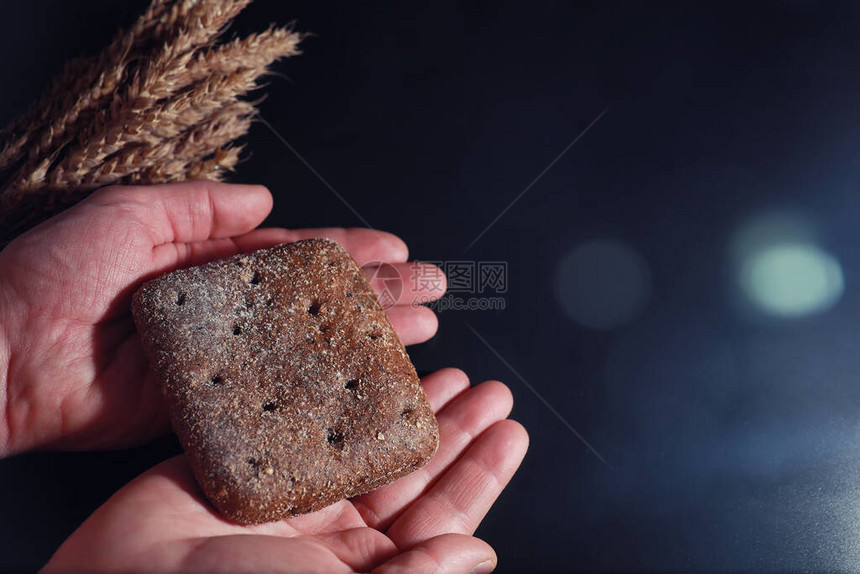 新鲜的面包与小麦和面筋黑色的桌子上面包店和杂货店的概念新鲜健康的黑麦和白面包图片