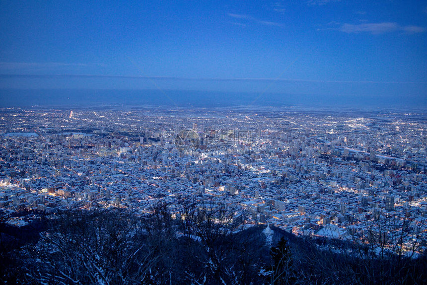 日本北海道札幌市Moiwa山顶的景象是冬季图片