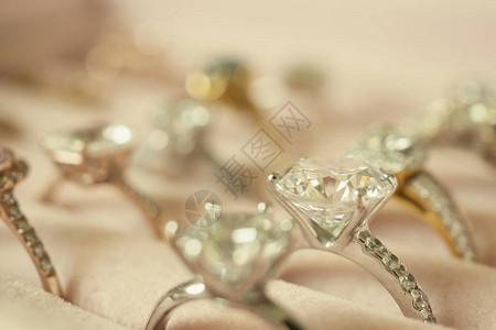 首饰钻石戒指和耳环在盒子里图片