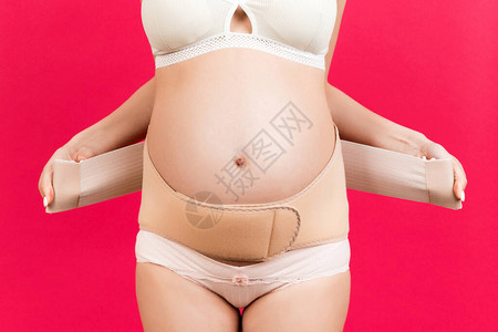 穿着内衣的孕妇穿着矫形绷带的裁剪图像图片