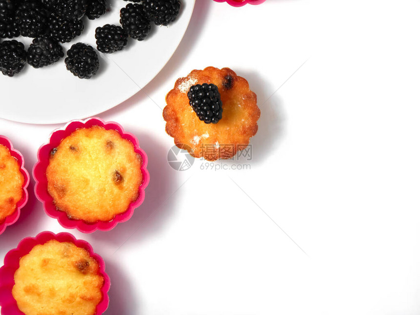 黑莓松饼加糖粉和新鲜浆果图片