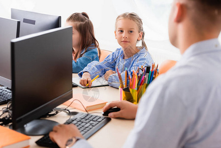 在校女生在干中学上课时有选择地以教师图片