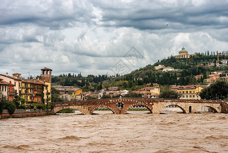 八零年代维罗纳庞特皮耶特拉Stone桥伊世纪公元前一百零年代和阿迪格河在几次暴风雨过背景