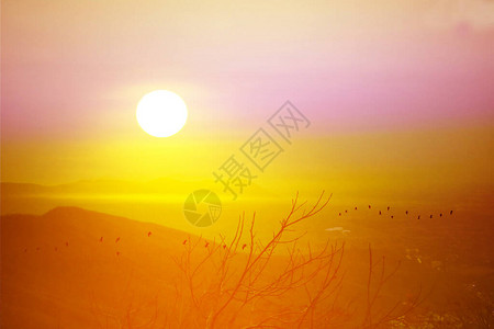 黄平俊山上美丽的日落和在泰国洛普布里的天上飞图片