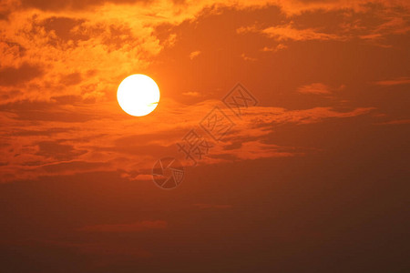 美丽的日落橙黄色和深红色的天空图片
