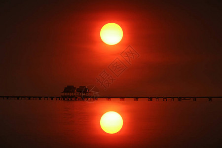 太阳下山桥上日落的反光后退放图片