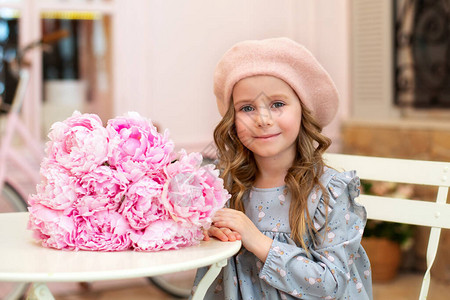 桌上放着一束粉红色的牡丹童年的概念法式风格生日背景图片