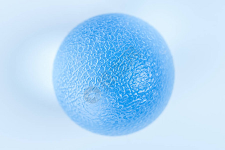 蓝色的桌子上的蓝色硅胶球图片