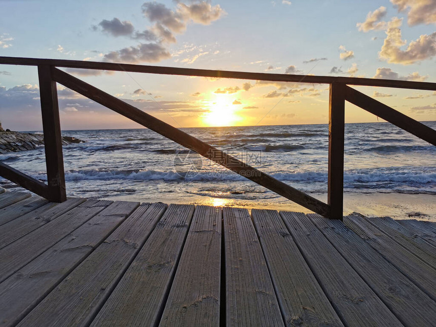 温暖的地中海日落海滩季节结束图片
