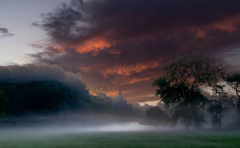 在迷雾的农村自然景观上图片