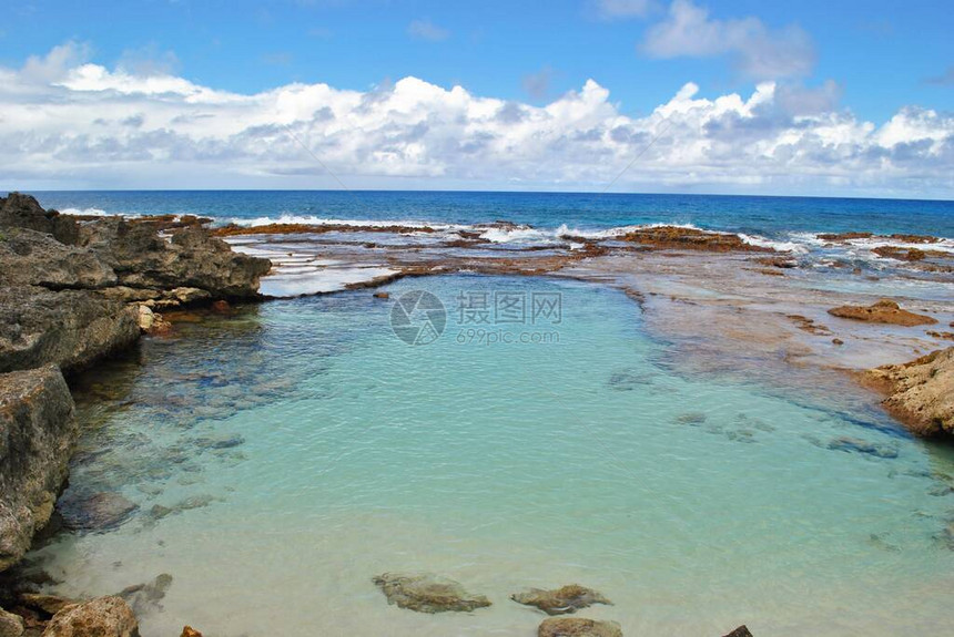 北马里亚纳群岛罗塔的游泳洞前方一图片