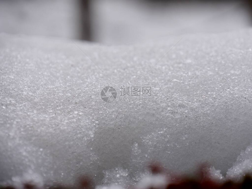 地面上柔软蓬松的新雪图片