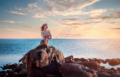 悲伤的美人鱼尼西水女神坐在石头上海图片