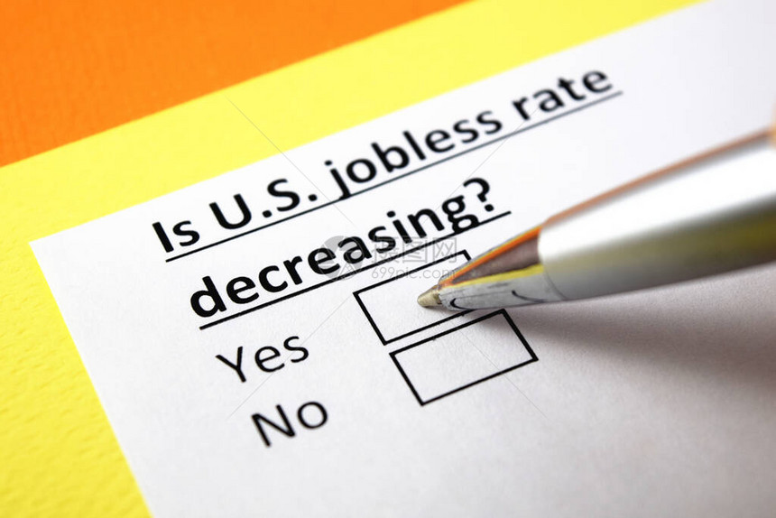 一个人正在回答关于美国失业率的问题图片