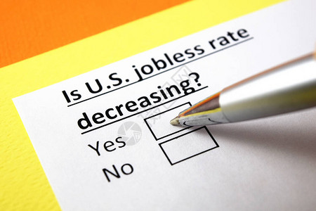 一个人正在回答关于美国失业率的问题背景