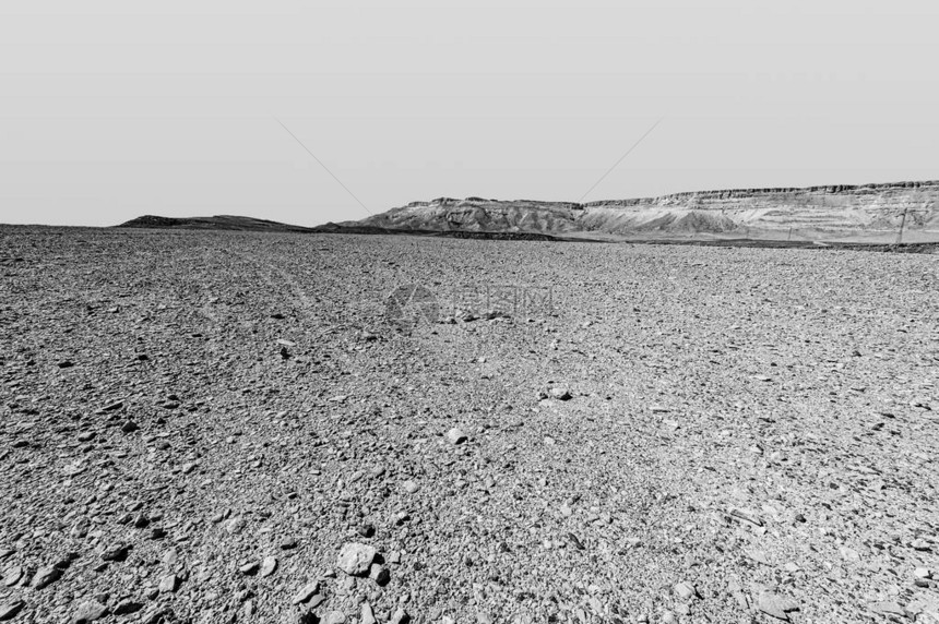 以色列沙漠中黑白相间的岩层令人叹为观止的景观作为孤独绝望和的概念的死气沉图片