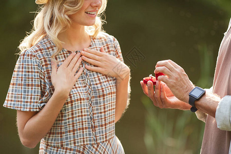 无法辨认的男人向漂亮女友求婚时图片