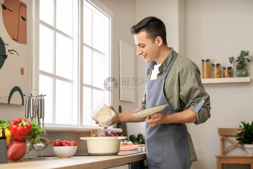 年轻人在厨房做饭图片