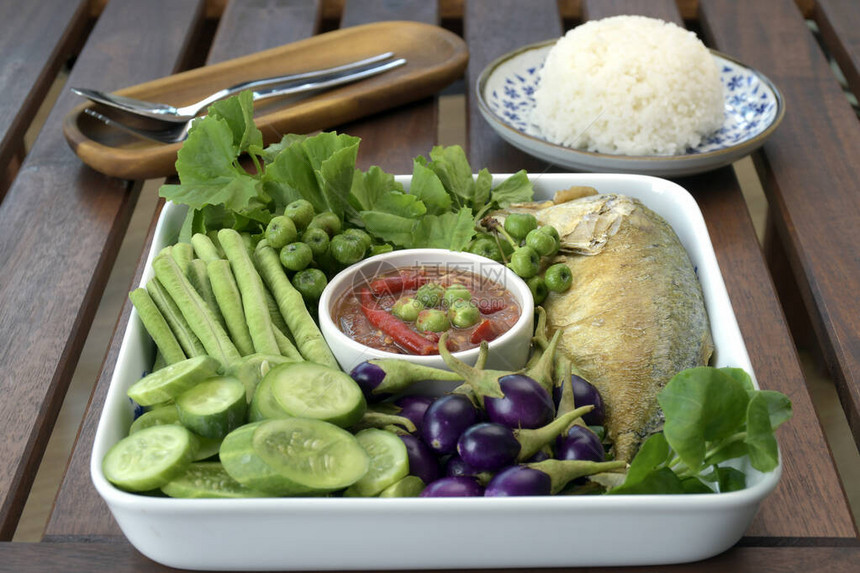 泰国菜蘸虾酱和辣椒炒鲭鱼或泰语的NaamPrigGapiPlatoo搭配多种新鲜蔬菜和清图片