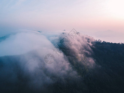 雾和山顶风景山地和晨光中的图片