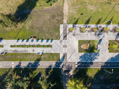 空中无人驾驶飞机视线城市公园的自行图片
