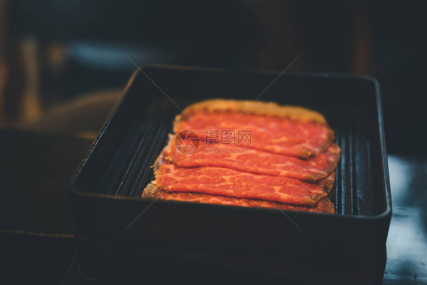 黑盘上新鲜的菜为热锅和日本熏牛肉准图片