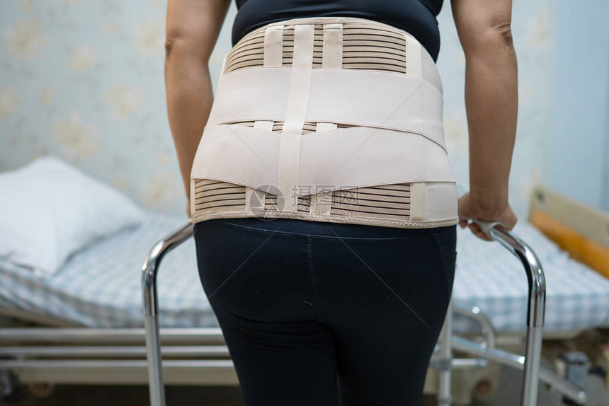 穿背止痛带的亚洲女病人用助行图片
