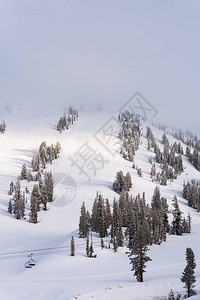 冬天的空滑雪度假胜地图片