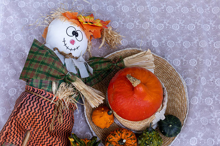 稻草人南瓜和帽子庆祝万圣节和感恩节收获图片