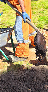 农夫在私家花园里用铁锹挖土图片